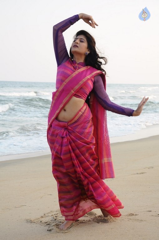 Nee Enna Maayam Seithai Tamil Film Photos - 31 / 38 photos