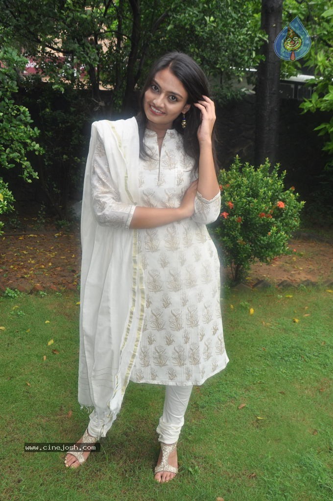 Nee Naan Mattum Tamil Movie Stills - 28 / 30 photos