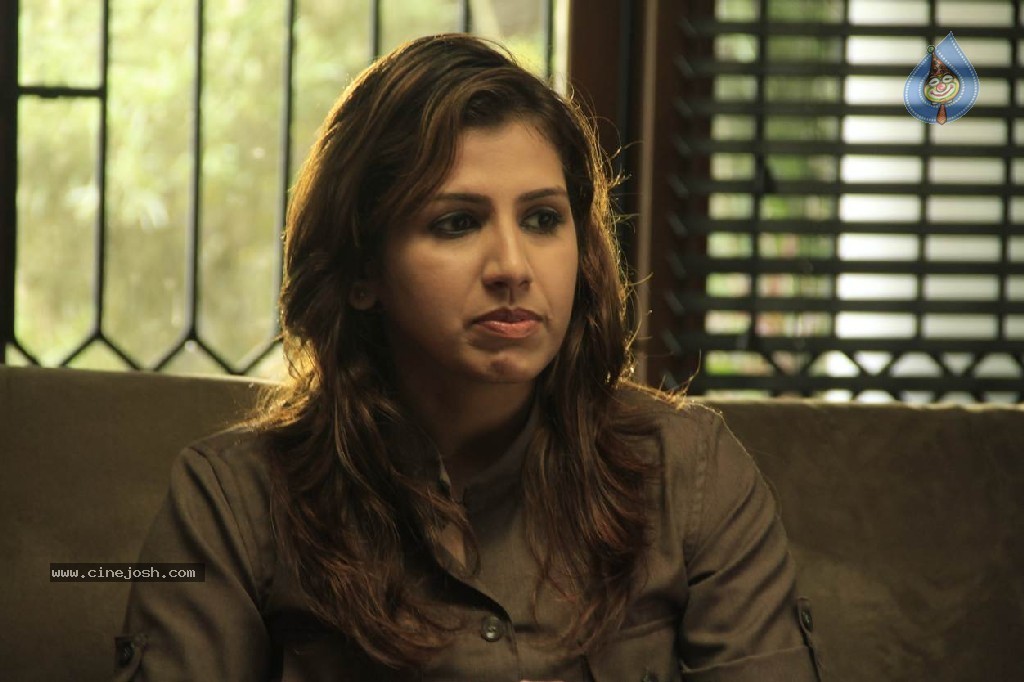 Nee Naan Nizhal Tamil Movie Stills - 22 / 67 photos