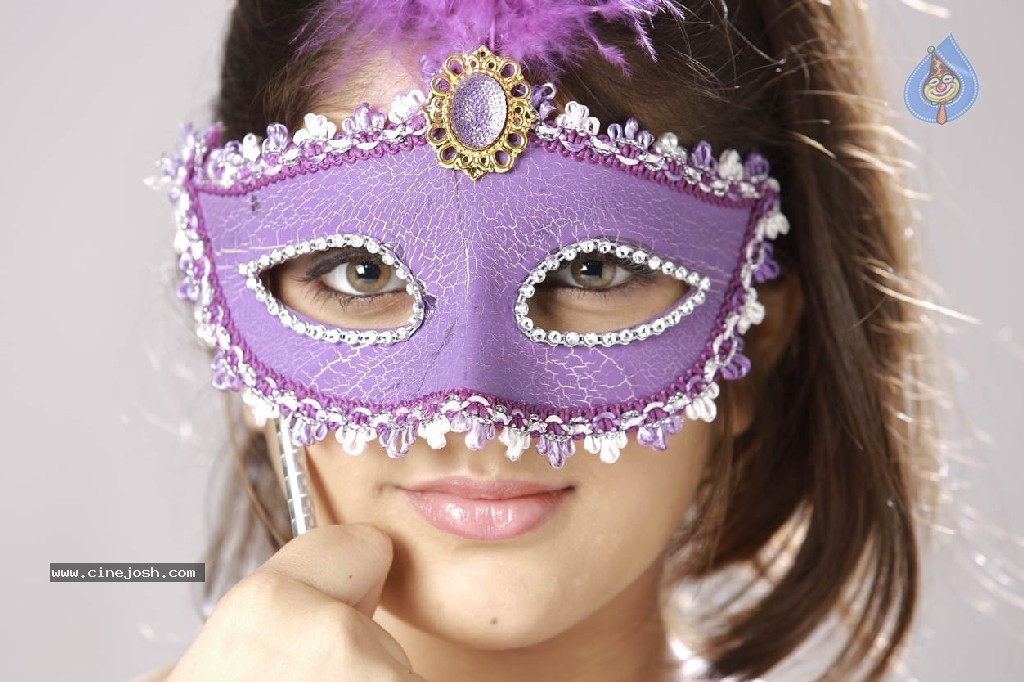 Nee Naan Nizhal Tamil Movie Stills - 27 / 67 photos