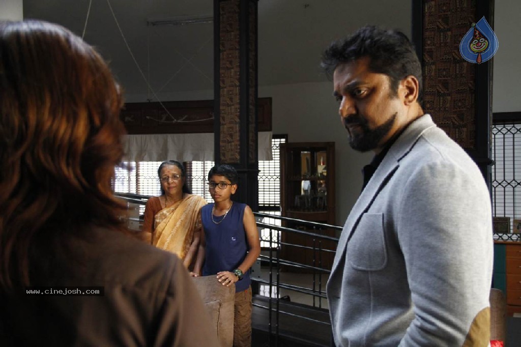 Nee Naan Nizhal Tamil Movie Stills - 29 / 67 photos