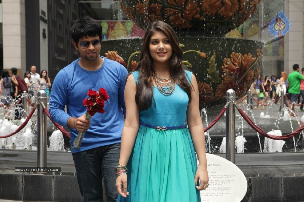 Nee Naan Nizhal Tamil Movie Stills - 43 / 67 photos