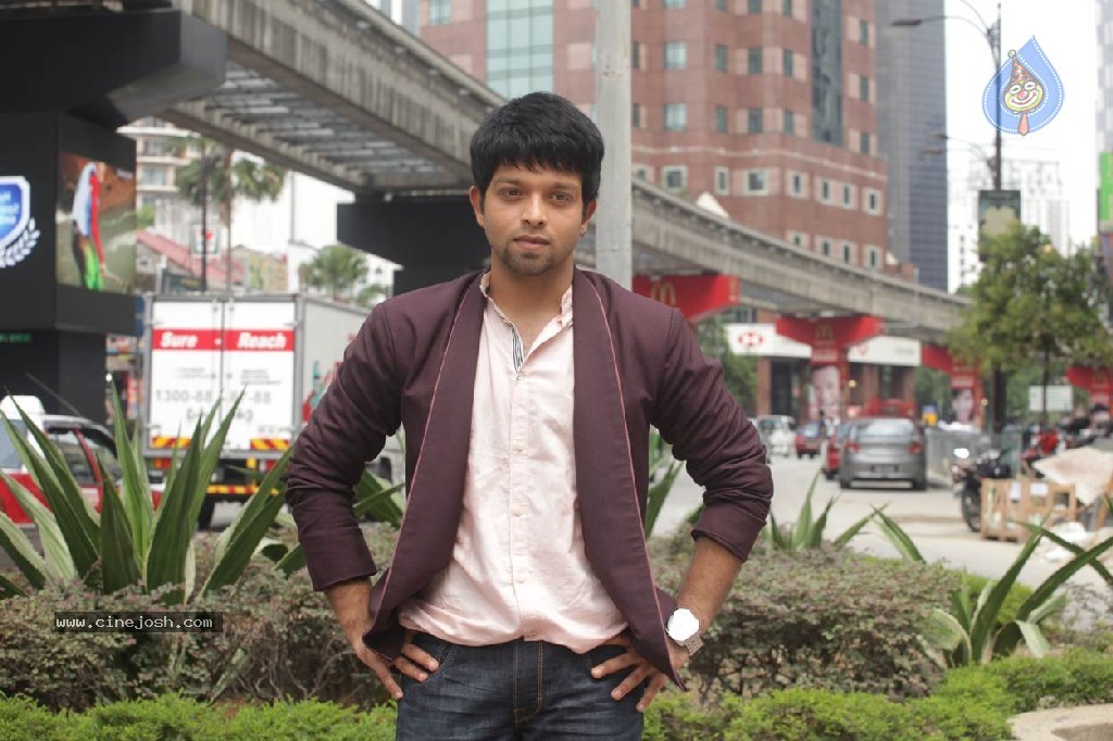 Nee Naan Nizhal Tamil Movie Stills - 51 / 67 photos