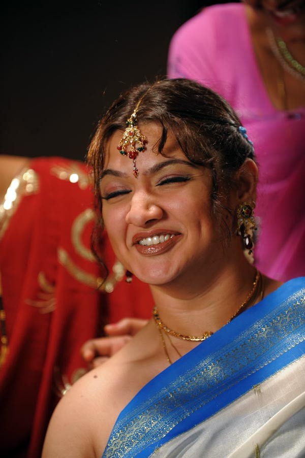 Neelaveni - Aarthi Agarwal - Latest - 15 / 66 photos