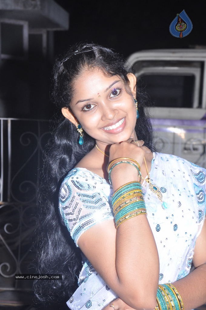 Nila Meethu Kadhal Tamil Movie Stills - 19 / 58 photos