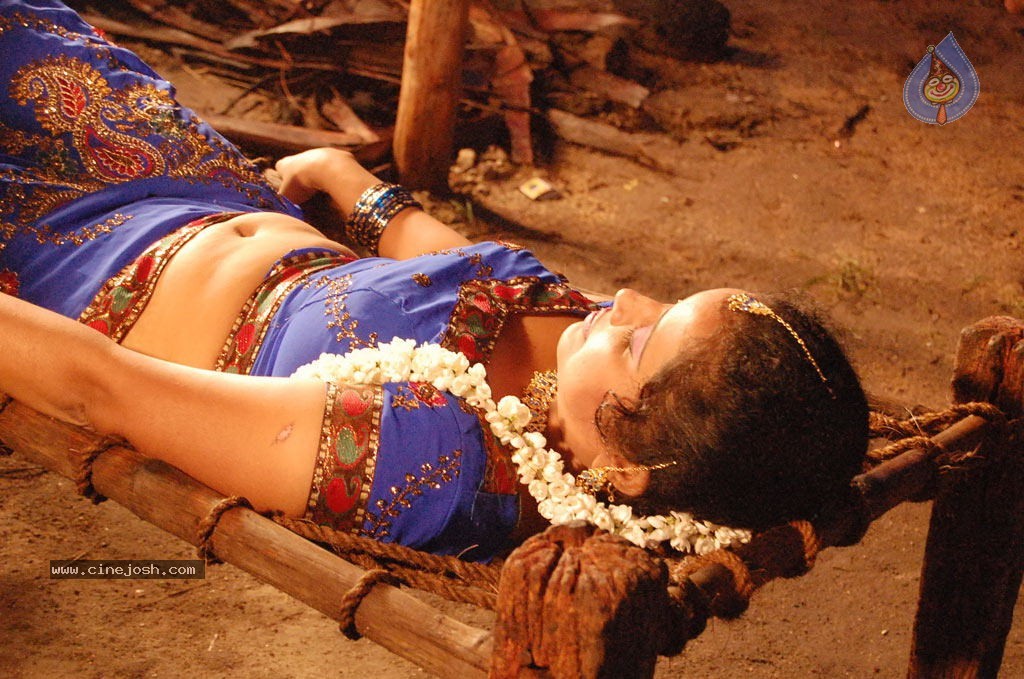 Nila Meethu Kadhal Tamil Movie Stills - 23 / 58 photos