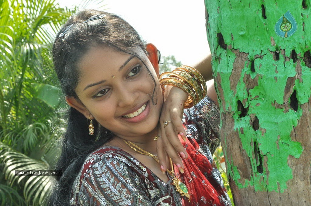 Nila Meethu Kadhal Tamil Movie Stills - 28 / 58 photos