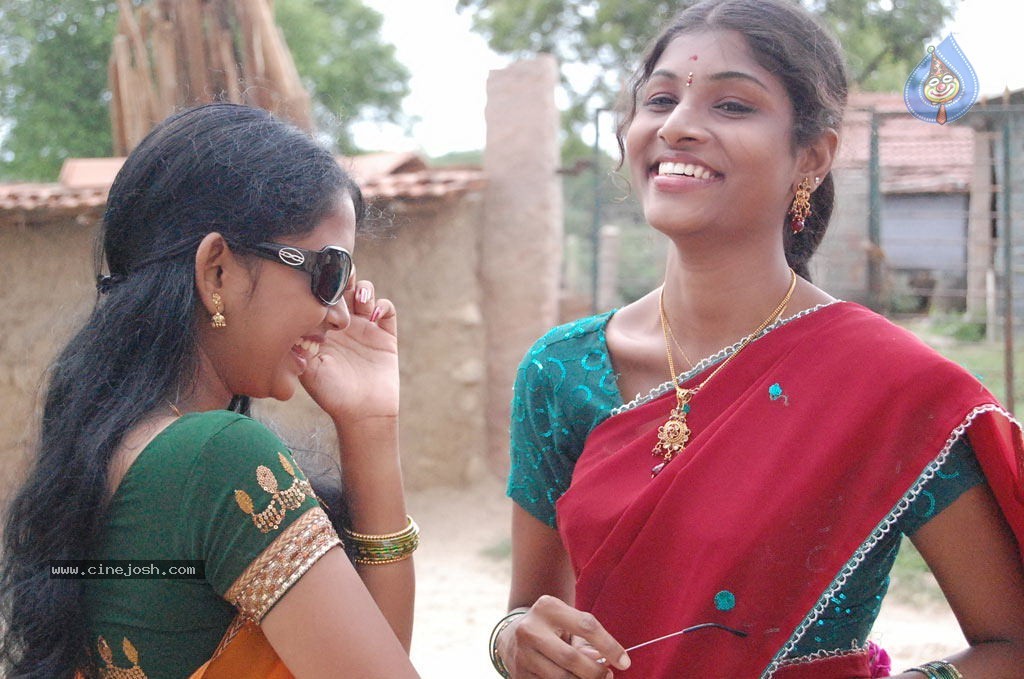 Nila Meethu Kadhal Tamil Movie Stills - 29 / 58 photos