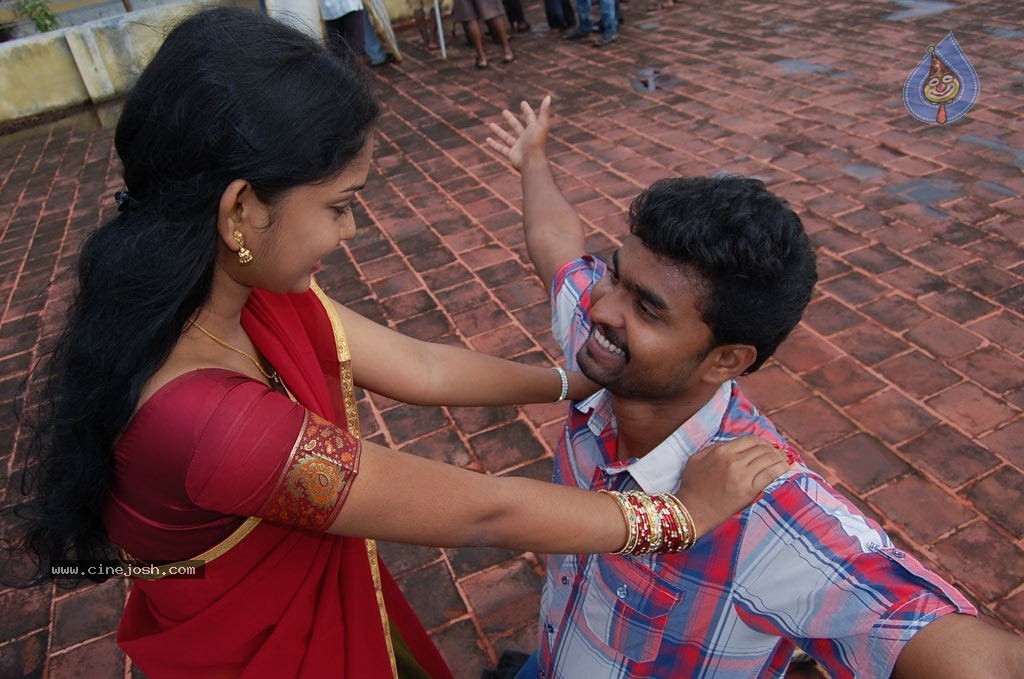 Nila Meethu Kadhal Tamil Movie Stills - 31 / 58 photos