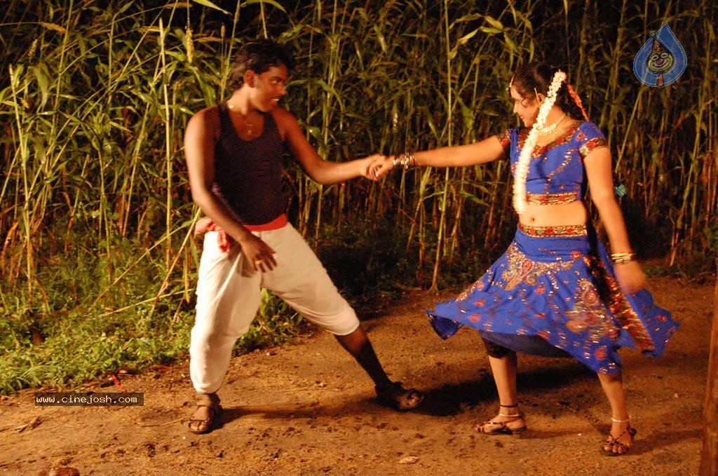 Nila Meethu Kadhal Tamil Movie Stills - 34 / 58 photos