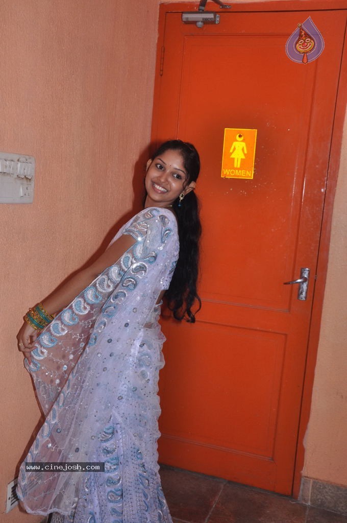 Nila Meethu Kadhal Tamil Movie Stills - 36 / 58 photos