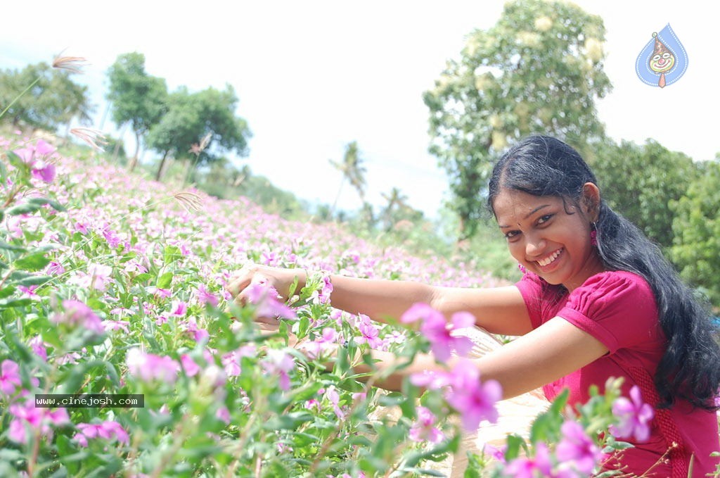Nila Meethu Kadhal Tamil Movie Stills - 37 / 58 photos