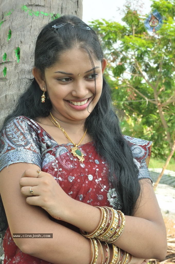 Nila Meethu Kadhal Tamil Movie Stills - 41 / 58 photos