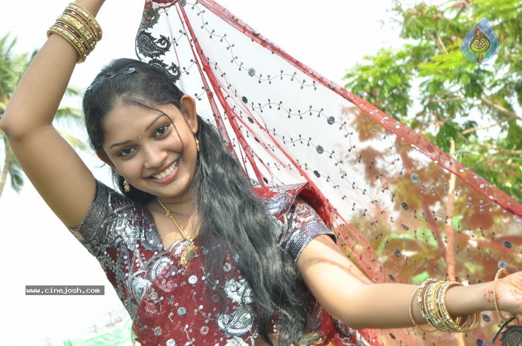 Nila Meethu Kadhal Tamil Movie Stills - 56 / 58 photos