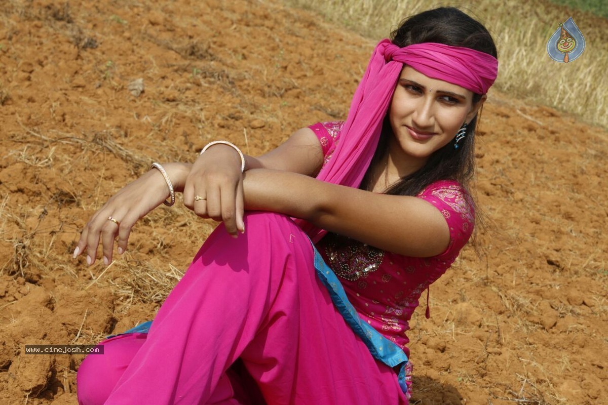 Niluvave Vaalu Kanuladana Movie Stills - 3 / 29 photos