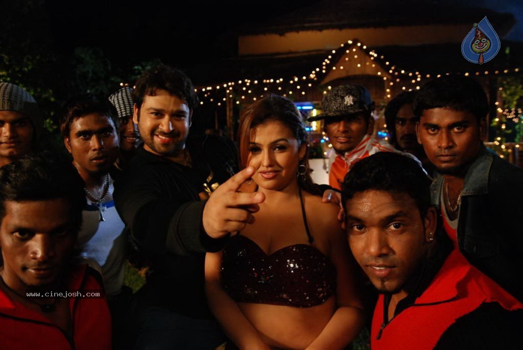 Ninaivil Nindraval Tamil Movie Stills - 40 / 124 photos