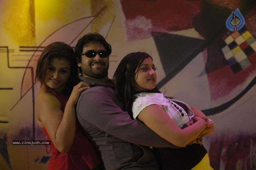 Ninaivil Nindraval Tamil Movie Stills - 81 / 124 photos