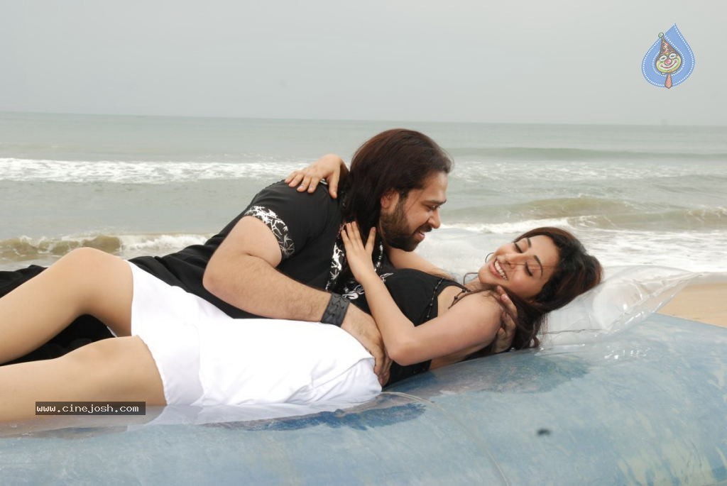 Ninaivil Nindraval Tamil Movie Stills - 85 / 124 photos
