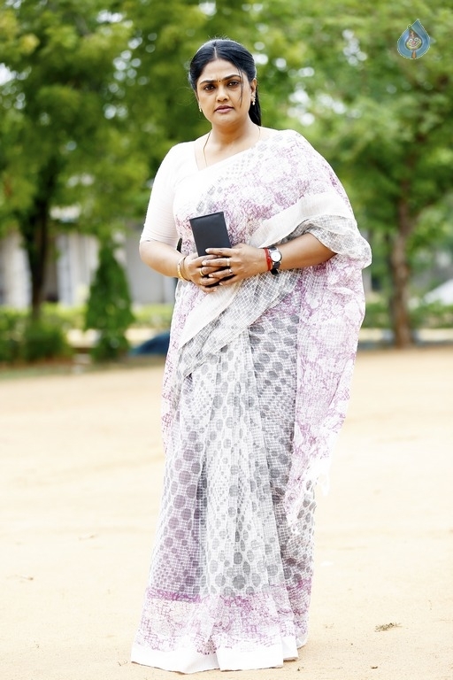 Nirosha in Nuvvu Thopu Raa Movie - 3 / 6 photos