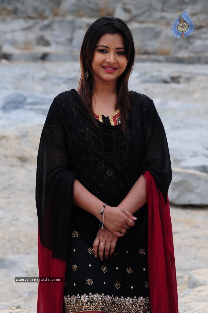 Nuvvekkadunte Nenakkadunta Movie Stills - 24 / 70 photos