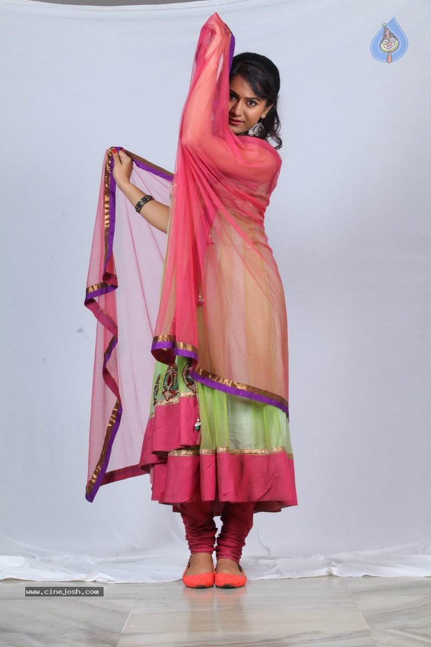 Oh Cheliya Naa Priya Sakhiya Movie Stills - 1 / 55 photos