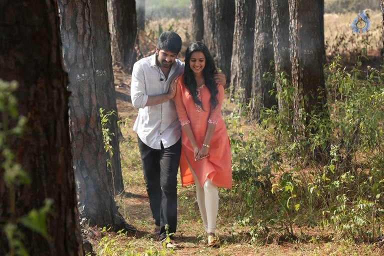 Oka Manasu Movie Stills and Posters - 44 / 48 photos