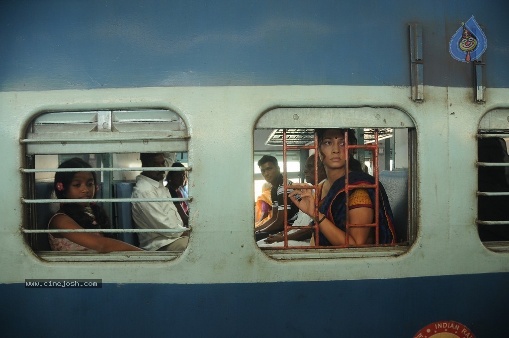 Oka Rathrilo Iddaru Ammayilu Movie Stills - 5 / 21 photos