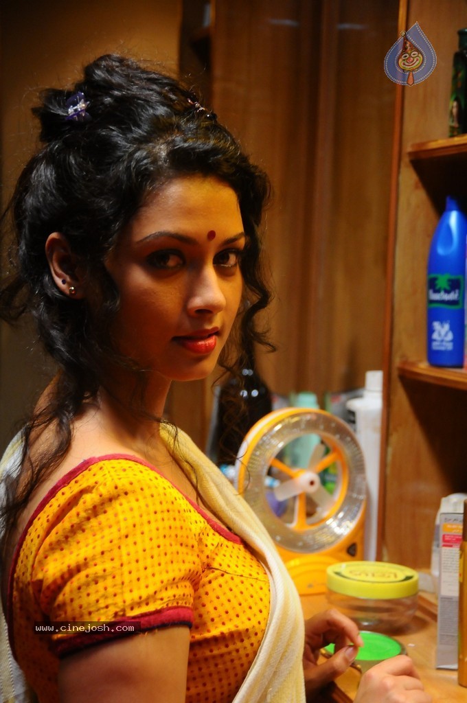 Oka Rathrilo Iddaru Ammayilu Movie Stills - 7 / 21 photos