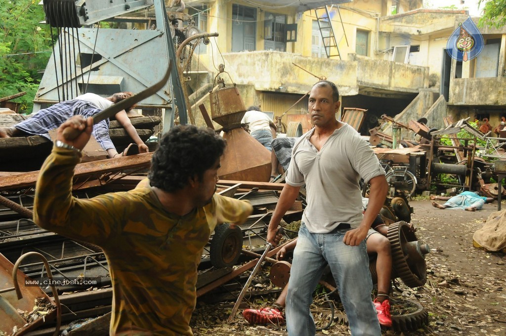 Oka Rathrilo Iddaru Ammayilu Movie Stills - 10 / 21 photos