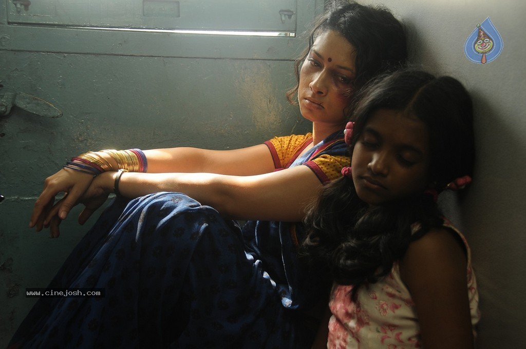 Oka Rathrilo Iddaru Ammayilu Movie Stills - 12 / 21 photos