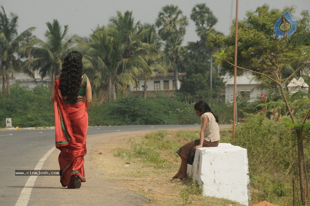 Oka Rathrilo Iddaru Ammayilu Movie Stills - 14 / 21 photos