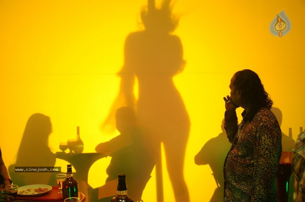 Oka Rathrilo Iddaru Ammayilu Movie Stills - 17 / 21 photos