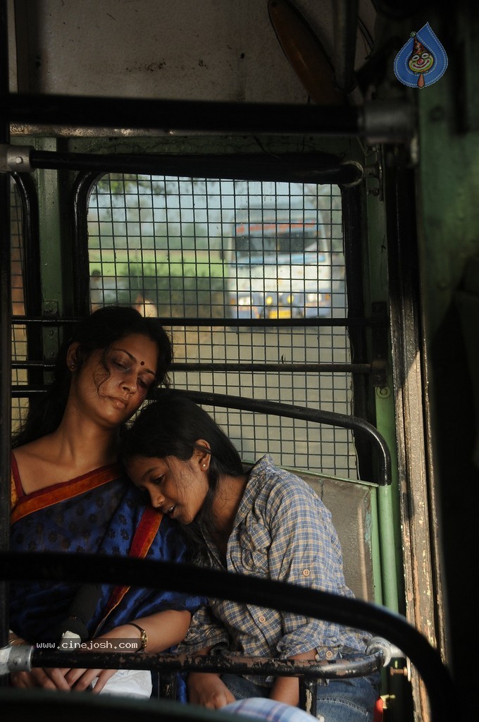 Oka Rathrilo Iddaru Ammayilu Movie Stills - 19 / 21 photos