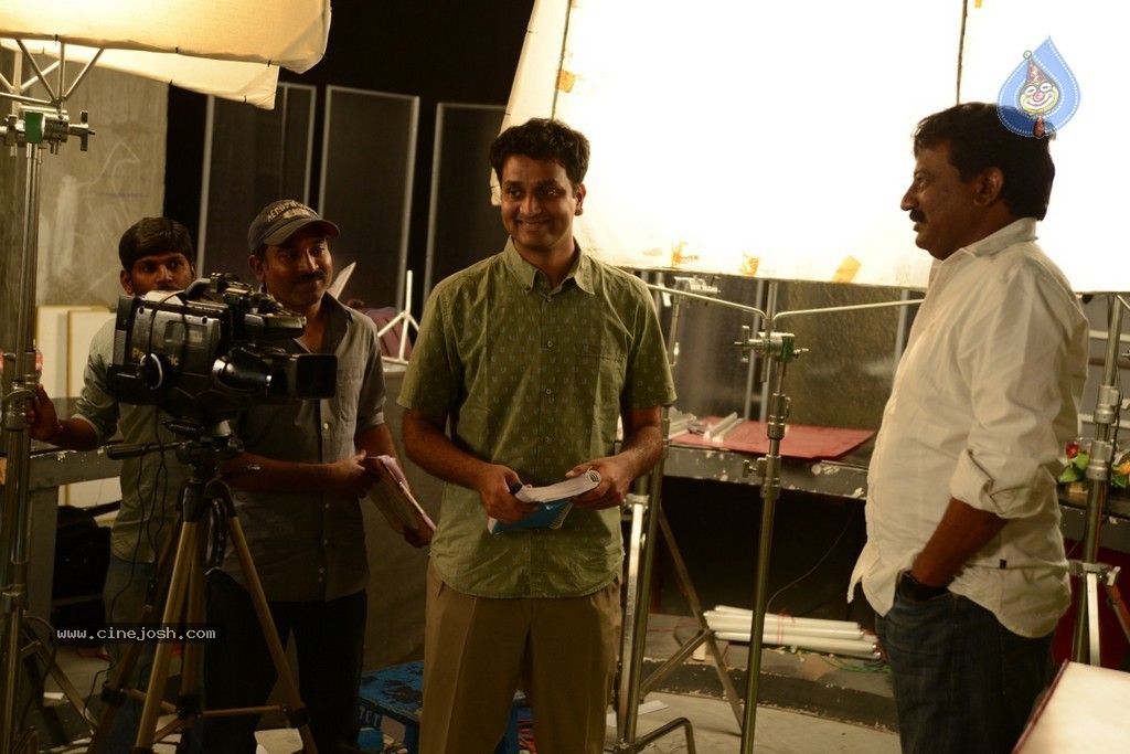 Oohalu Gusagusalaade Working Stills - 33 / 41 photos