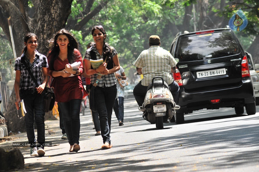 Oru Kal Oru Kannadi Tamil Movie Stills - 35 / 41 photos