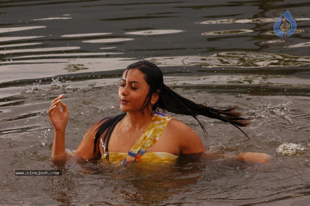 Pachi Mirapakai Movie Stills - 40 / 40 photos