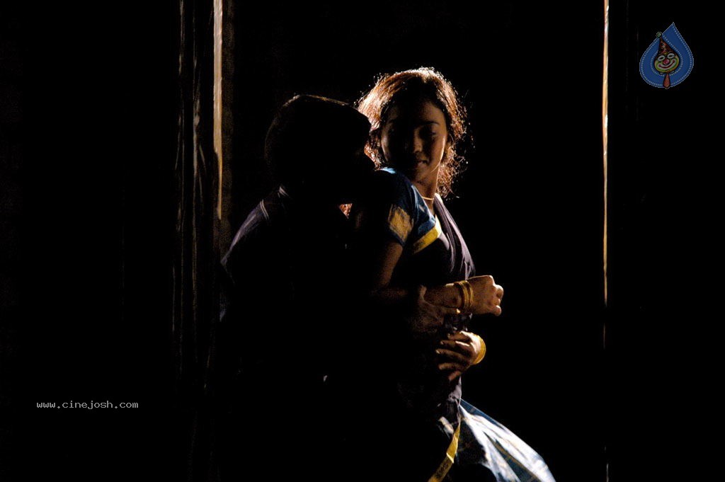 Padikira Vayasula Tamil Movie Hot Stills - 32 / 32 photos