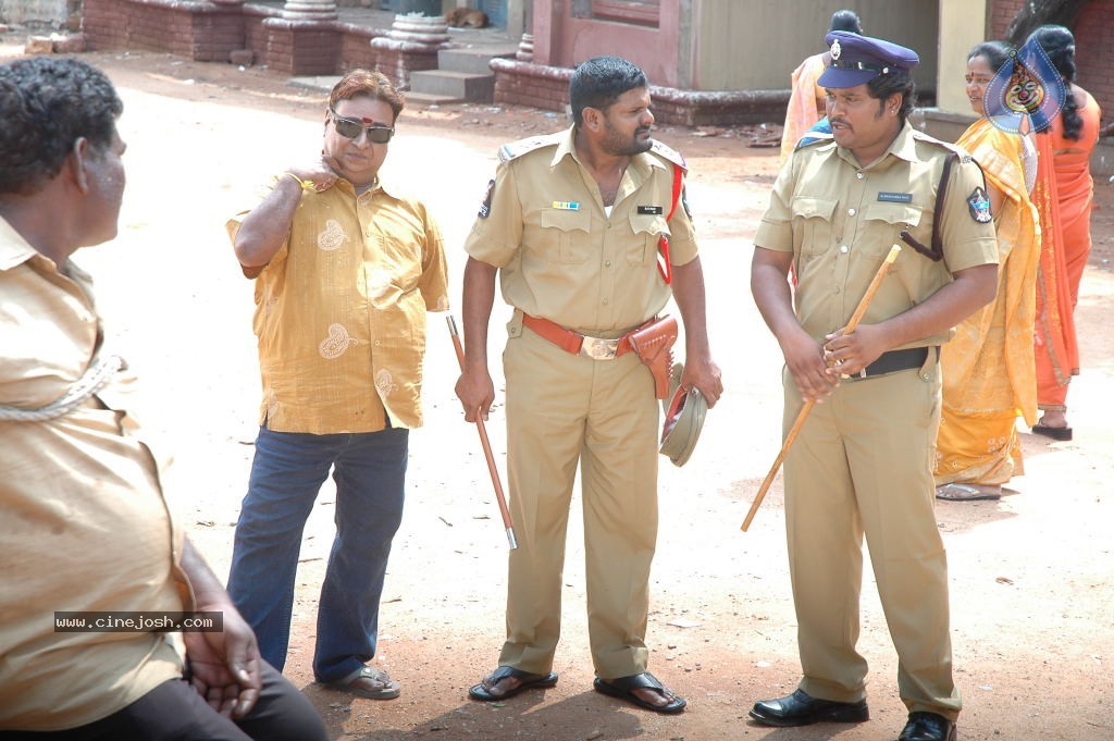 Pakado Pakado Movie Stills - 32 / 47 photos