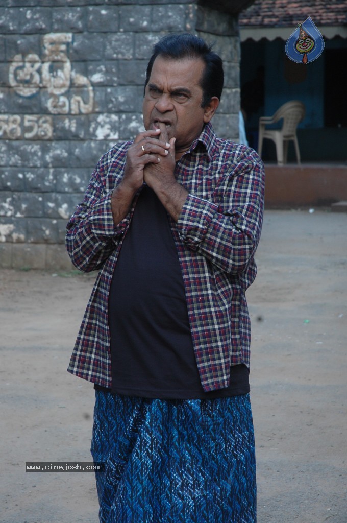 Pakdo Pakdo Movie New Stills - 7 / 15 photos