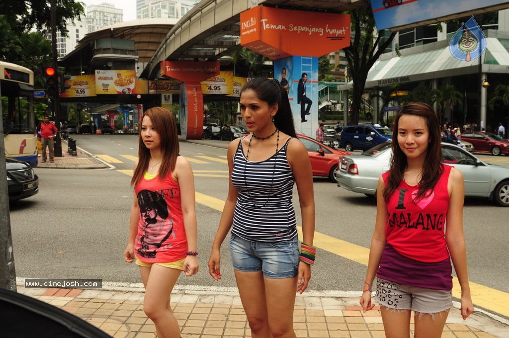 Pandi Oli Perukki Nilayam Tamil Movie Stills - 9 / 75 photos