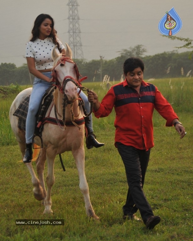 Pandugadi Photo Studio Movie Photos - 2 / 4 photos