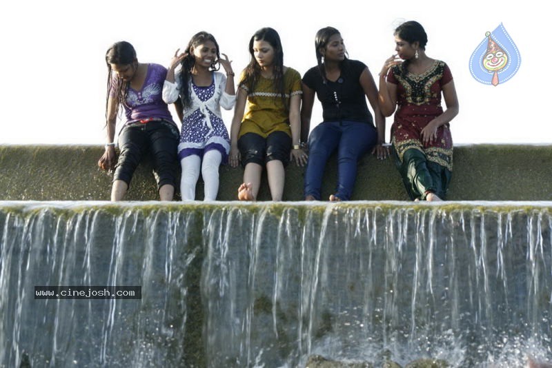 Parithi Tamil Movie Hot Stills - 22 / 60 photos