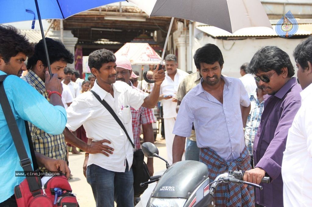 Pattaya Kelappanum Pandiya Tamil Movie Stills - 3 / 39 photos