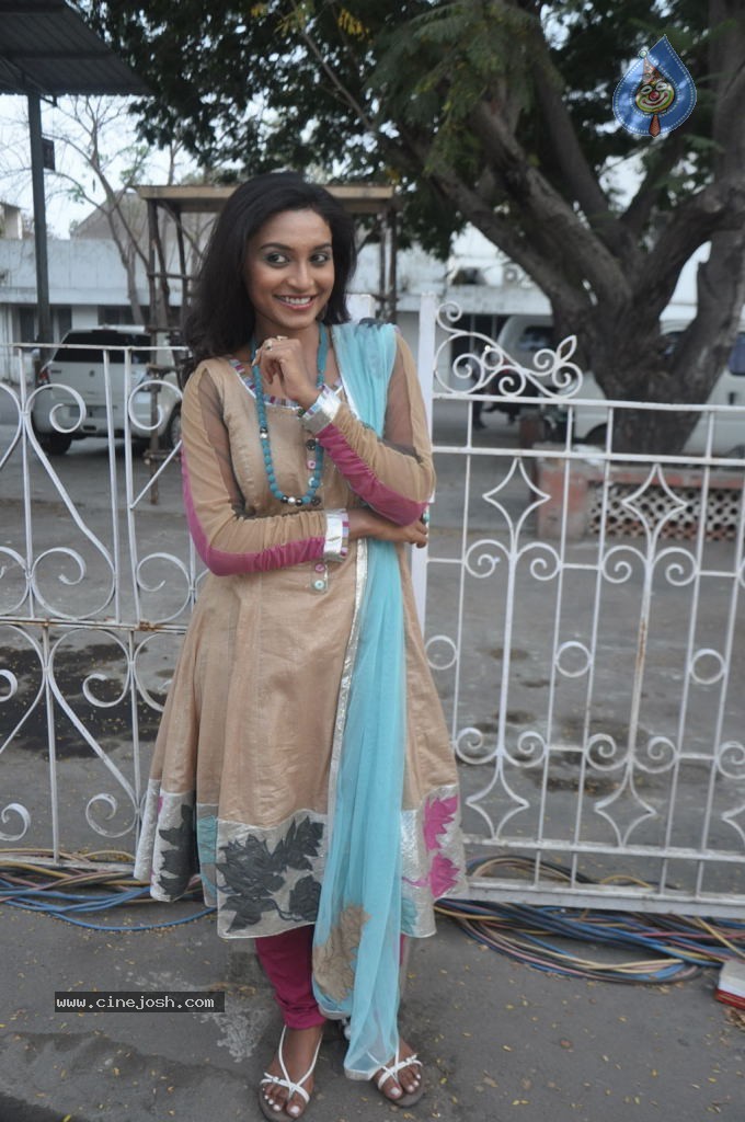 Pattikattu Mappillai Tamil Movie Stills - 48 / 57 photos