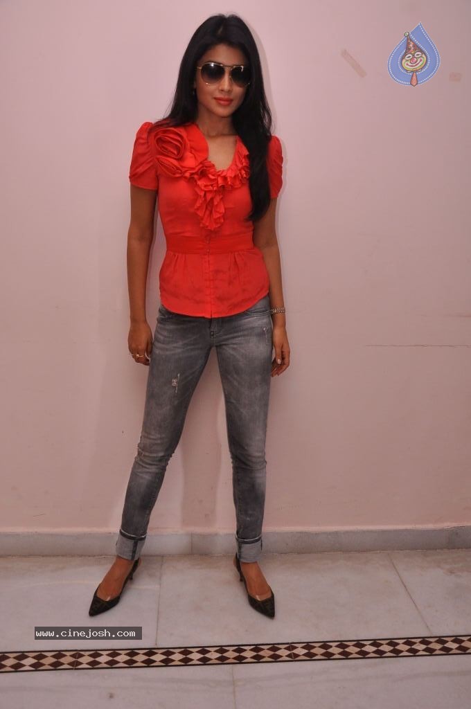 Shriya Latest Stills - 8 / 130 photos