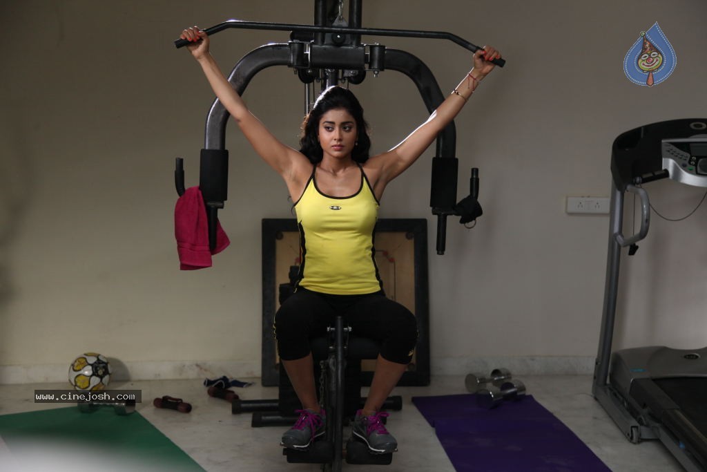 Shriya Latest Stills - 16 / 130 photos