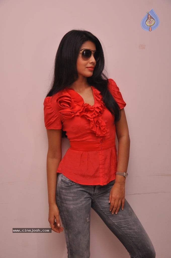 Shriya Latest Stills - 30 / 130 photos