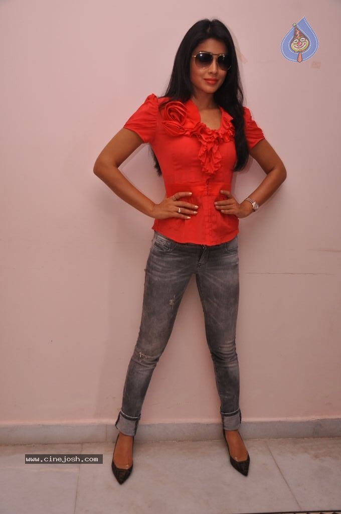 Shriya Latest Stills - 38 / 130 photos