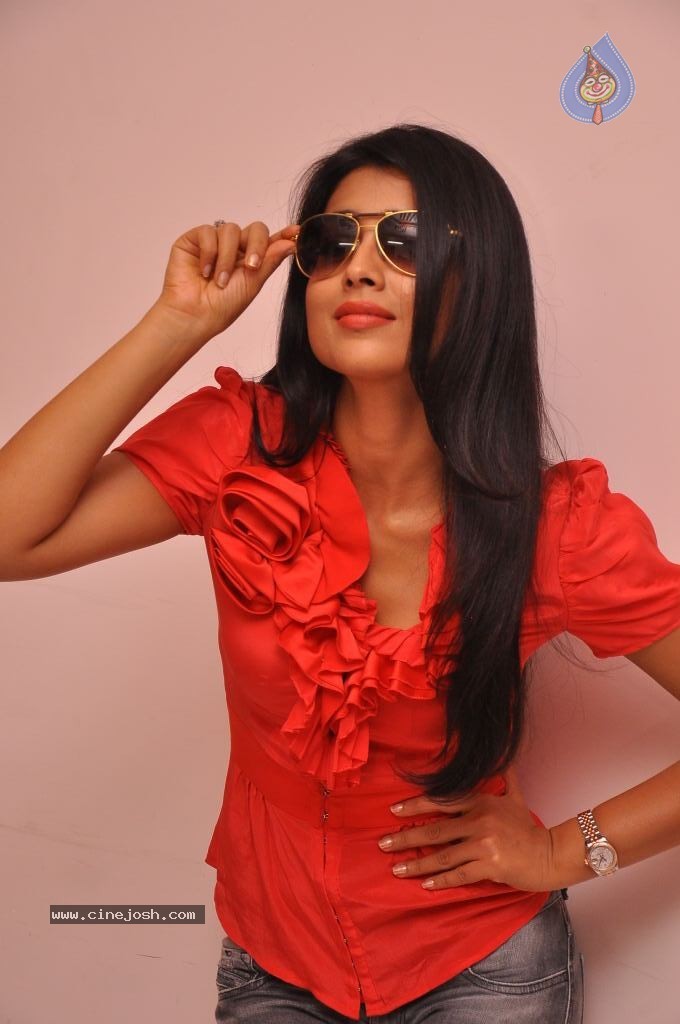 Shriya Latest Stills - 39 / 130 photos