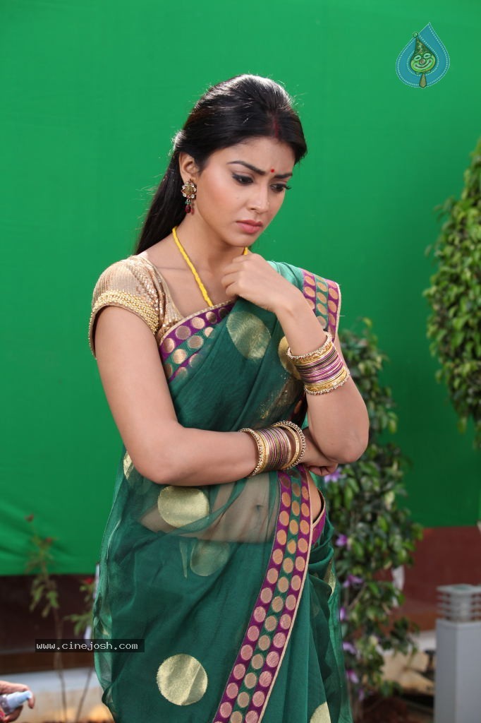 Shriya Latest Stills - 100 / 130 photos